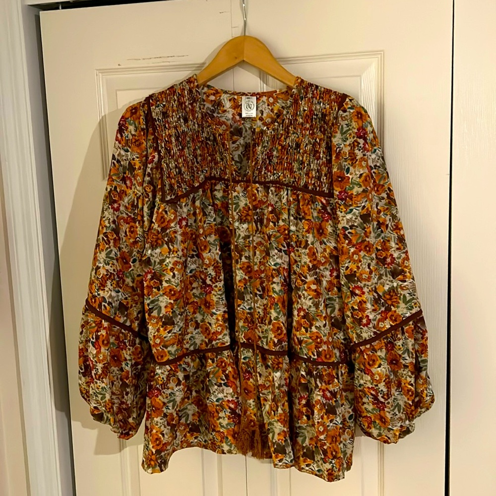 Tiered top with complete lining.